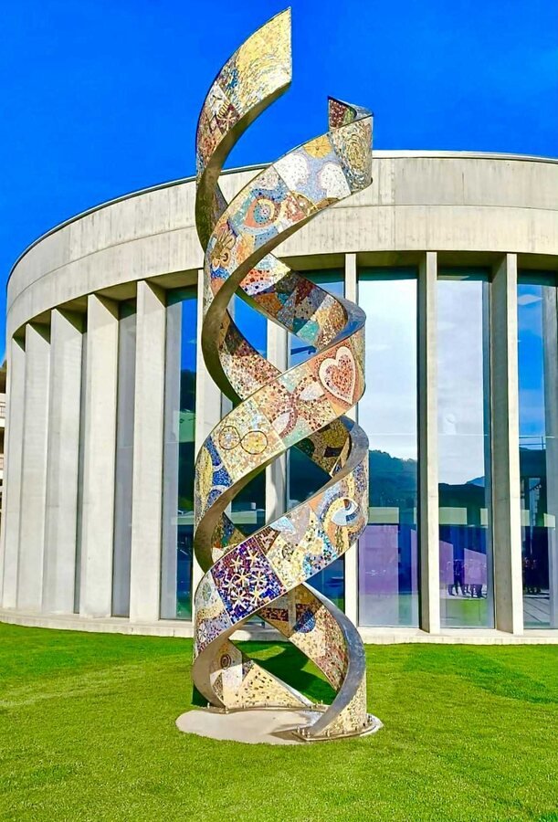Storia di un DNA, mosaico e acciaio, IBSA Lugano, 2022