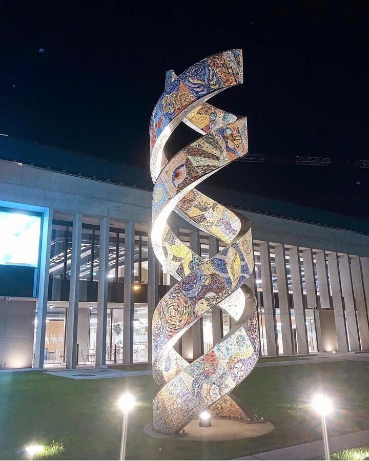 Storia di un DNA, veduta notturna, IBSA Lugano, 2022